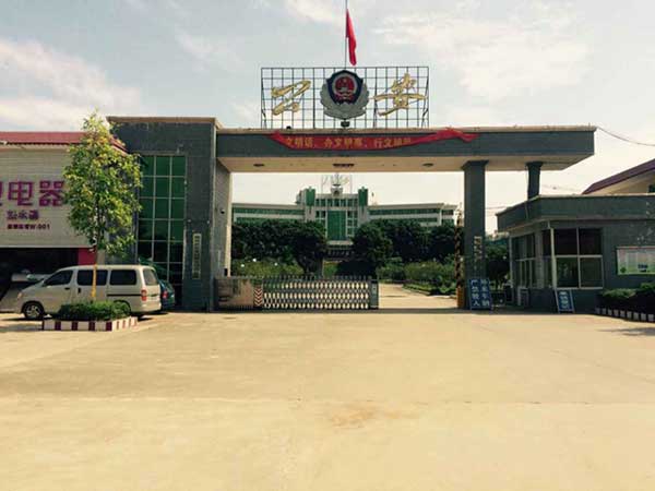 云浮市郁南縣公安局伸縮門(mén)案例 - 中出網(wǎng)-智能出入口與停車(chē)充電門(mén)戶(hù)