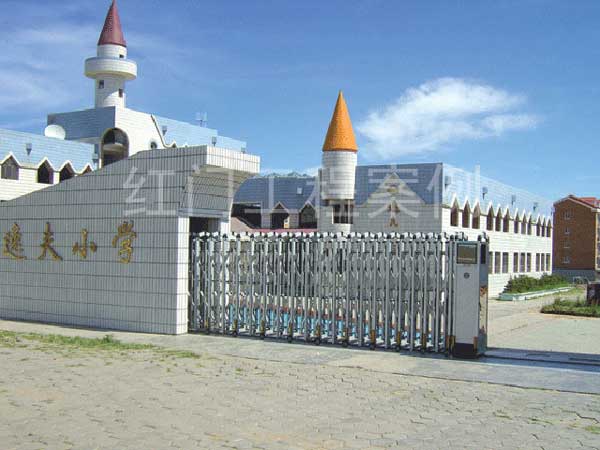 呼倫貝爾滿洲里逸夫小學伸縮門案例 - 中出網(wǎng)-智能出入口與停車充電門戶