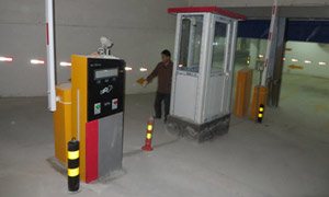 霸州市華聯(lián)商廈地下停車庫道閘案例