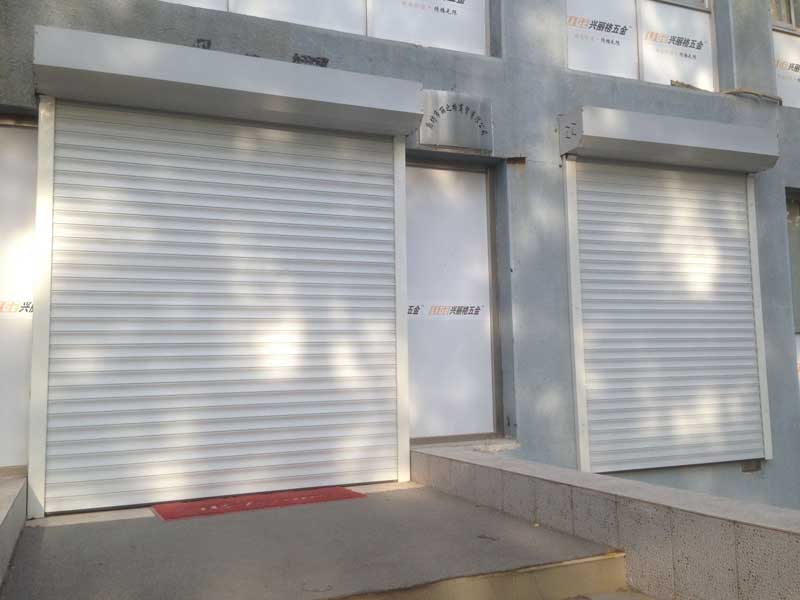 興麗格五金工業(yè)門案例 - 中出網(wǎng)-智能出入口與停車充電門戶