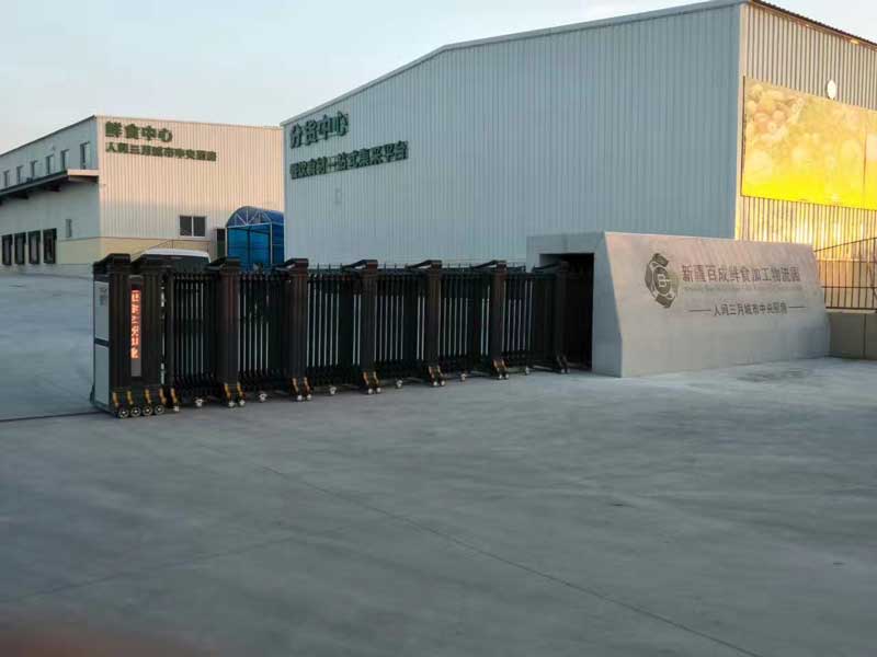 新疆百成物流園伸縮門案例 - 中出網(wǎng)-智能出入口與停車充電門戶