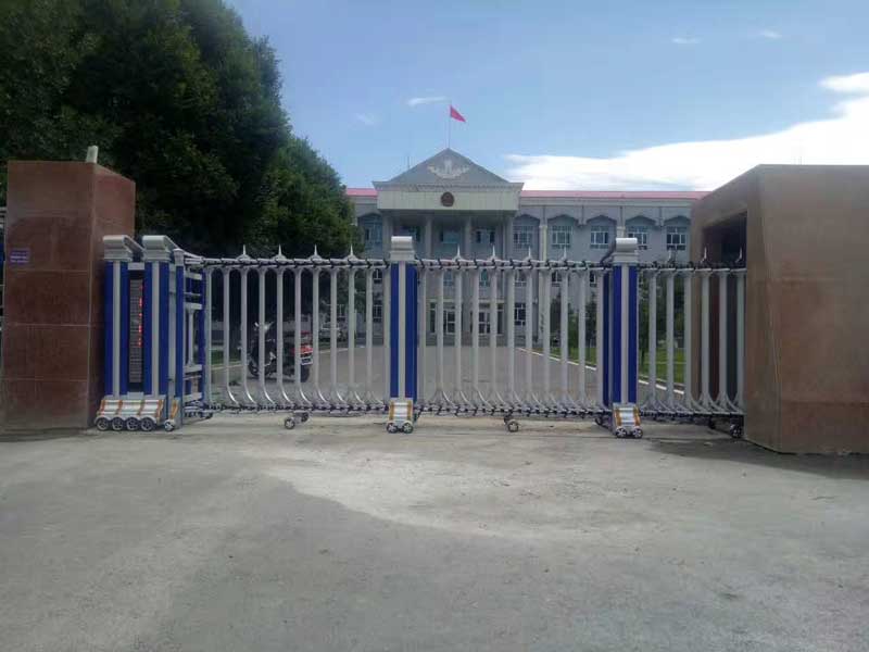 吉木乃公安局伸縮門案例 - 中出網(wǎng)-智能出入口與停車充電門戶