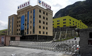 盛世昌?。蛻舭咐?-電動伸縮門）--欣益誠礦業(yè) - 中出網(wǎng)-智能出入口與停車充電門戶