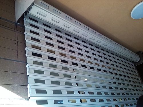 汽配園C區(qū)大型卷簾門案例 - 中出網(wǎng)-智能出入口與停車充電門戶