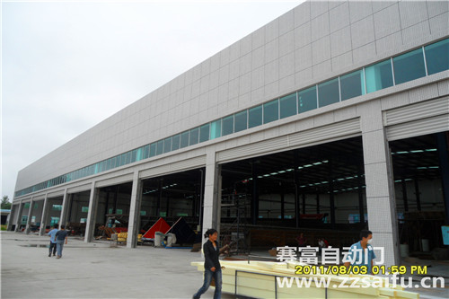 益陽(yáng)沅江太陽(yáng)鳥(niǎo)車(chē)間抗風(fēng)卷簾門(mén)案例 - 中出網(wǎng)-智能出入口與停車(chē)充電門(mén)戶