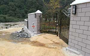 都勻大河橋私人豪宅平開門電機(jī)案例 - 中出網(wǎng)-智能出入口與停車充電門戶