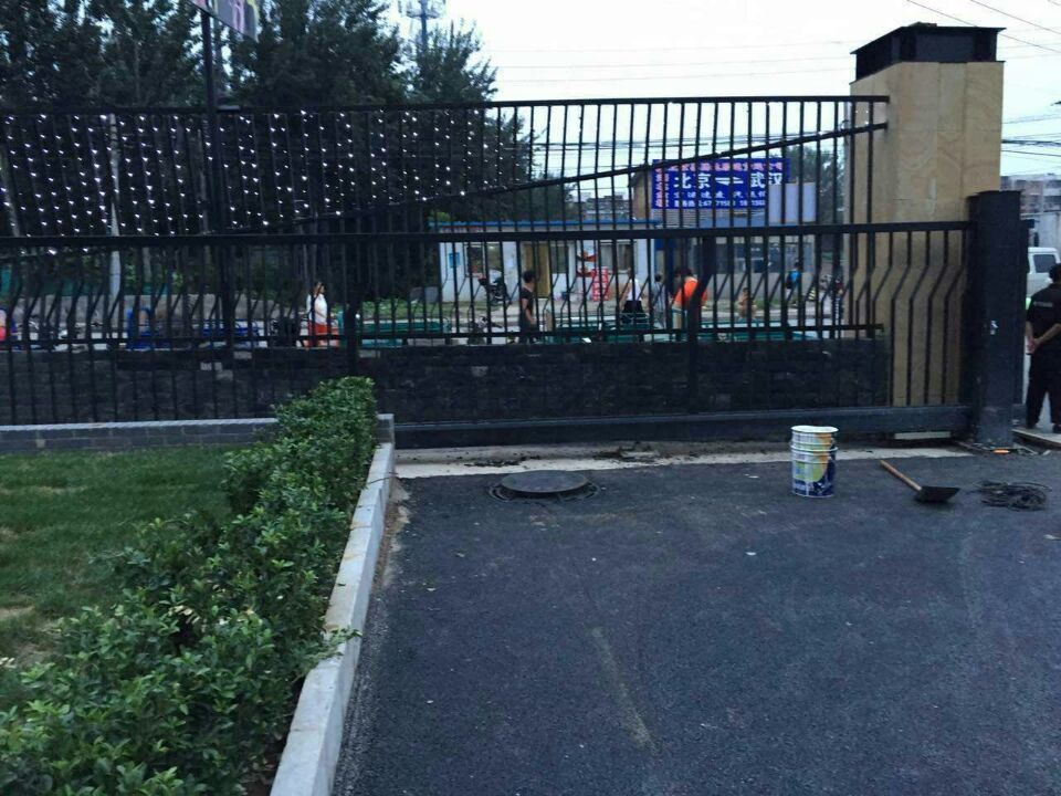 北京寶苑國際購物中心C懸浮門工程案例 - 中出網(wǎng)-智能出入口與停車充電門戶