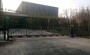 江蘇無錫CM730懸浮門工程案例 - 中出網(wǎng)-智能出入口與停車充電門戶