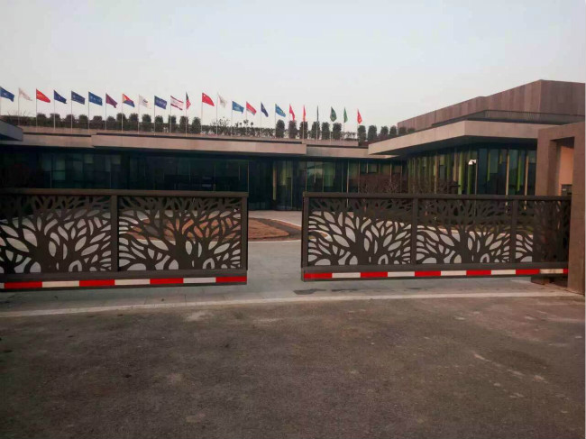 江蘇無(wú)錫CM760對(duì)開懸浮門工程案例 - 中出網(wǎng)-智能出入口與停車充電門戶