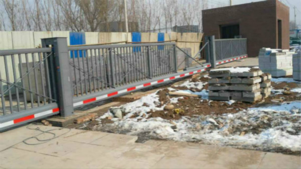 山西太原某學(xué)校對開懸浮門CM730工程案例 - 中出網(wǎng)-智能出入口與停車充電門戶