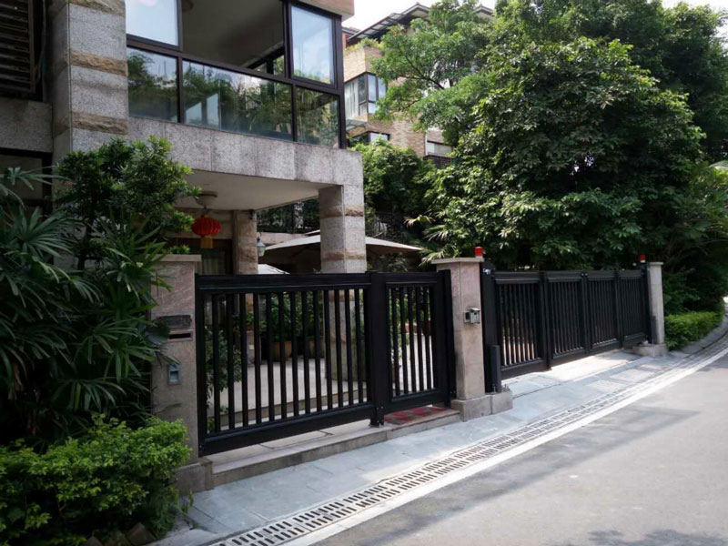 深圳市星河丹堤別墅懸浮折疊門X2黑色工程案例 - 中出網(wǎng)-智能出入口與停車充電門戶