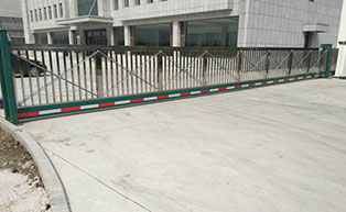 長(zhǎng)春CM735不銹鋼304 27米超長(zhǎng)懸浮門工程案例 - 中出網(wǎng)-智能出入口與停車充電門戶