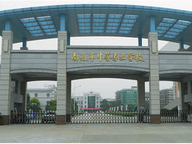 南通市中等專業(yè)學(xué)校伸縮門案例 - 中出網(wǎng)-智能出入口與停車充電門戶