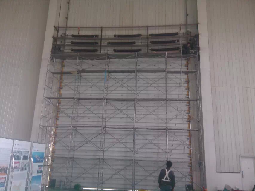 敦煌光伏電廠超大工業(yè)提升門案例 - 中出網(wǎng)-智能出入口與停車充電門戶