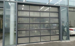 新鄉(xiāng)寶馬4S店透視工業(yè)提升門(mén)案例 - 中出網(wǎng)-智能出入口與停車(chē)充電門(mén)戶(hù)