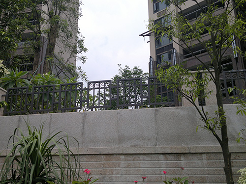 中寶世紀地產(chǎn)圍墻欄桿案例 - 中出網(wǎng)-智能出入口與停車充電門戶