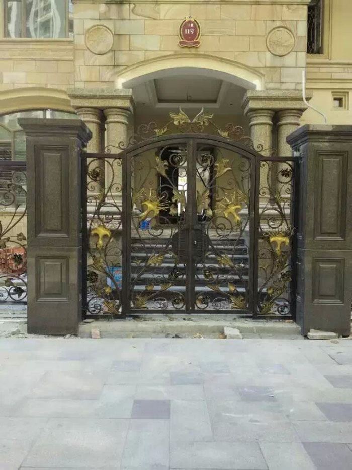 佛山天湖酈都歐式鐵藝大門案例 - 中出網(wǎng)-智能出入口與停車充電門戶