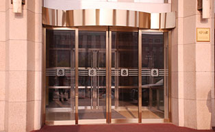 北京飯店自動平開門工程案例 - 中出網(wǎng)-智能出入口與停車充電門戶