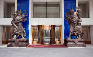 北京盤古大觀七星酒店旋轉(zhuǎn)門工程案例 - 中出網(wǎng)-智能出入口與停車充電門戶