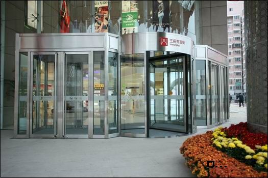 北京王府井百貨旋轉門工程案例 - 中出網-智能出入口與停車充電門戶