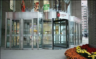 北京王府井百貨旋轉(zhuǎn)門工程案例 - 中出網(wǎng)-智能出入口與停車充電門戶