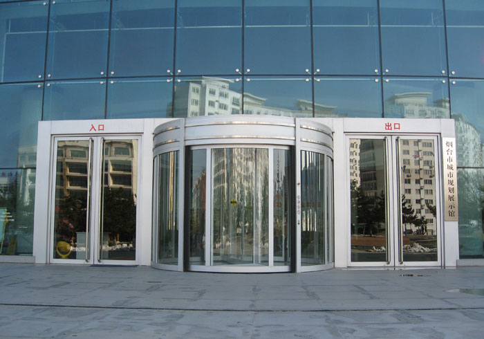 山東煙臺(tái)市城市規(guī)劃展覽館旋轉(zhuǎn)門工程案例 - 中出網(wǎng)-智能出入口與停車充電門戶