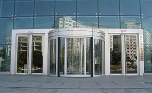 山東煙臺(tái)市城市規(guī)劃展覽館旋轉(zhuǎn)門工程案例 - 中出網(wǎng)-智能出入口與停車充電門戶