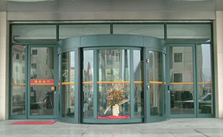 上海華美達(dá)廣場(chǎng)大酒店旋轉(zhuǎn)門(mén)工程案例 - 中出網(wǎng)-智能出入口與停車(chē)充電門(mén)戶