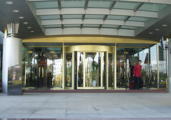 上海浦東國際機場旋轉(zhuǎn)門工程案例 - 中出網(wǎng)-智能出入口與停車充電門戶