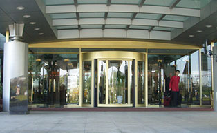 上海浦東國(guó)際機(jī)場(chǎng)旋轉(zhuǎn)門(mén)工程案例 - 中出網(wǎng)-智能出入口與停車(chē)充電門(mén)戶