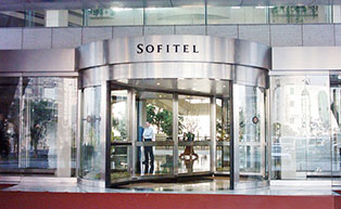 上海索菲特酒店旋轉(zhuǎn)門(mén)工程案例 - 中出網(wǎng)-智能出入口與停車(chē)充電門(mén)戶