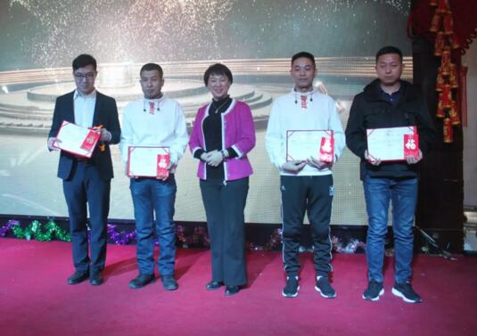 卓奧世鵬總經(jīng)理 杜玉娟女士為優(yōu)秀員工頒獎并以資鼓勵