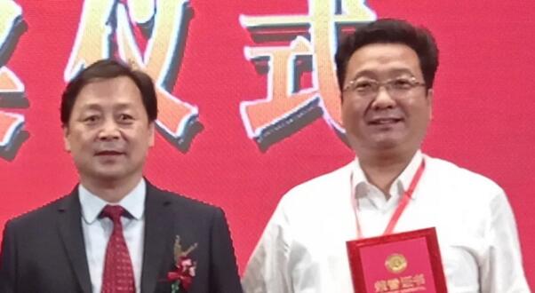 商務(wù)部機(jī)關(guān)事務(wù)管理局王霄先生為卓奧世鵬頒發(fā)了獎項