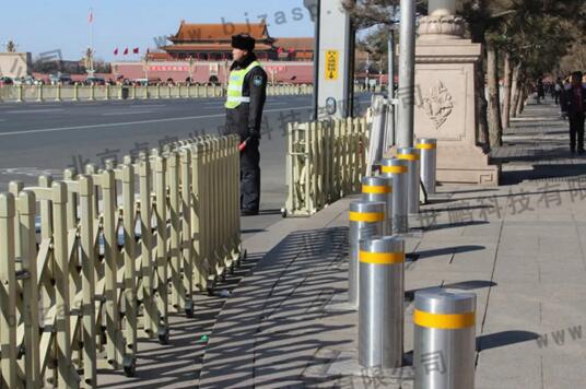 天安門、長安街、各部級單位相繼安裝卓奧世鵬的全自動升降柱、路障機等產(chǎn)品