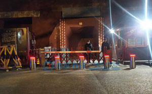 北京故宮博物院東華門(mén)雙級(jí)氣動(dòng)升降柱項(xiàng)目 - 中出網(wǎng)-智能出入口與停車(chē)充電門(mén)戶