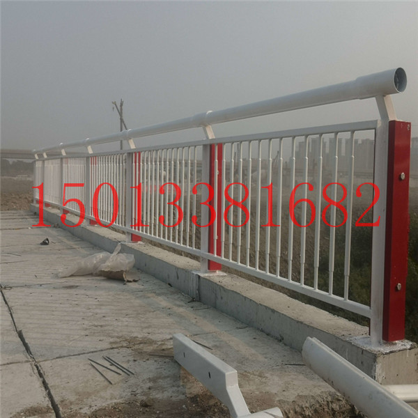 梅州橋梁隔離欄桿 金屬河道護(hù)欄廠家定做 河源人行道圍欄