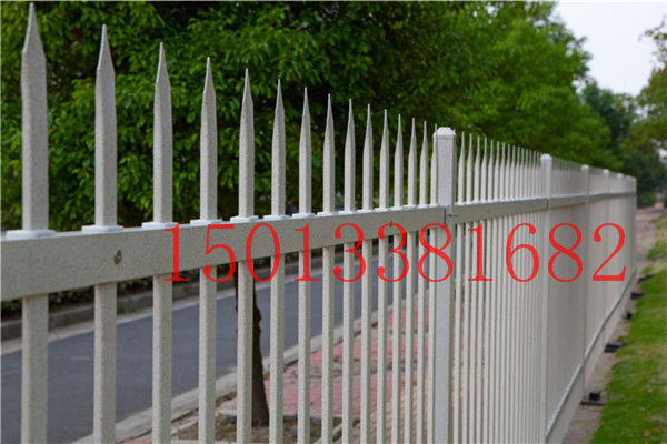 廠區(qū)圍墻金屬護(hù)欄定做 佛山學(xué)校防攀爬圍欄 肇慶鋅鋼鐵藝欄桿