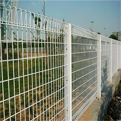 廣州開發(fā)區(qū)圍墻圍欄包安裝 358密紋護欄網定做 佛山車間鐵絲圍網