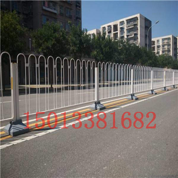 馬路中間防爬護(hù)欄 清遠(yuǎn)市政交通白色欄桿批發(fā)廠家