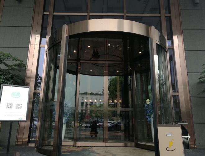 成都圖騰鉑金酒店自動門案例 - 中出網(wǎng)-智能出入口與停車充電門戶