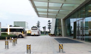 交通車站門口液壓自動升降柱案例 - 中出網(wǎng)-智能出入口與停車充電門戶