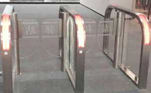 北京中關村東升科技園擺門式閘機案例 - 中出網(wǎng)-智能出入口與停車充電門戶