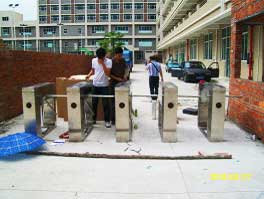 惠州路霹靂電子考勤通道閘案例