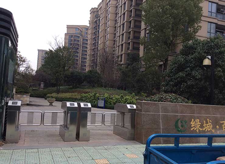 某高檔小區(qū)側(cè)門入口斜角擺閘通道閘案例 - 中出網(wǎng)-智能出入口與停車充電門戶