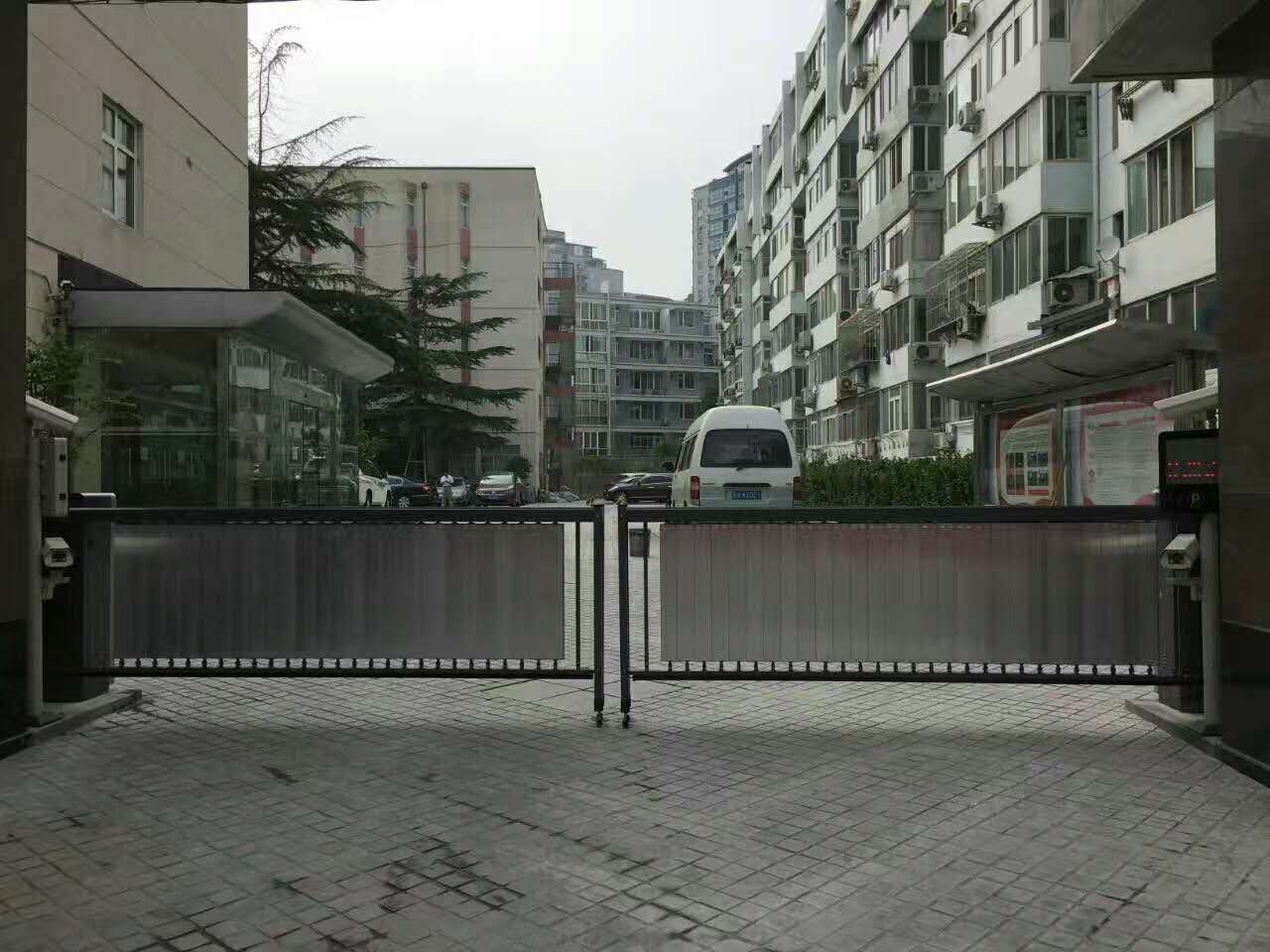 國家測繪局廣告道閘車牌識別系統(tǒng)案例 - 中出網(wǎng)-智能出入口與停車充電門戶