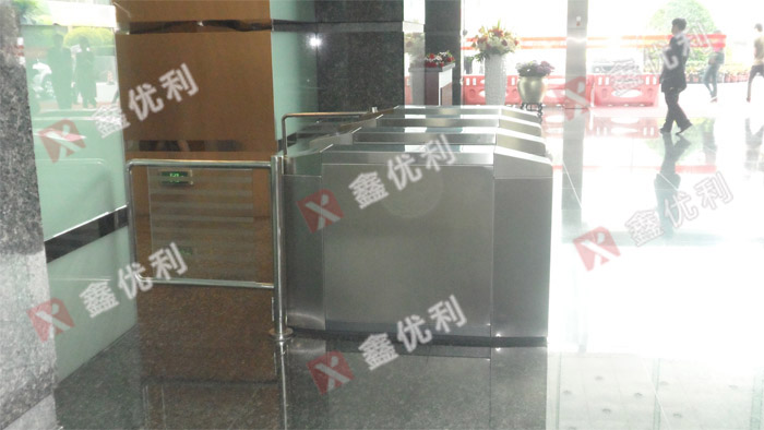 深圳招商銀行某分行，翼閘，翼閘案例 - 中出網(wǎng)-智能出入口與停車充電門戶