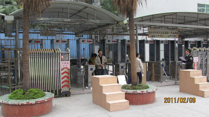 深圳平湖電子廠 立式三輥閘 金屬檢測門案例 - 中出網(wǎng)-智能出入口與停車充電門戶