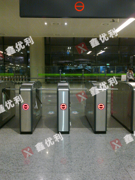 南京南站定制三輥閘案例 - 中出網(wǎng)-智能出入口與停車充電門戶