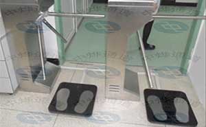 深圳市索菱實業(yè)股份三輥閘通道閘案例