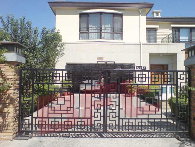 北京東山墅平開門機案例 - 中出網(wǎng)-智能出入口與停車充電門戶